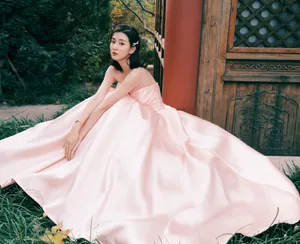 乔欣粉色抹胸长裙温婉写真图片_4