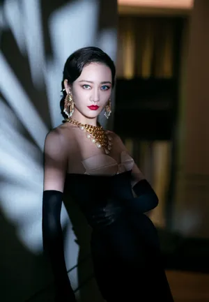 王鸥抹胸黑裙冷艳性感写真图片