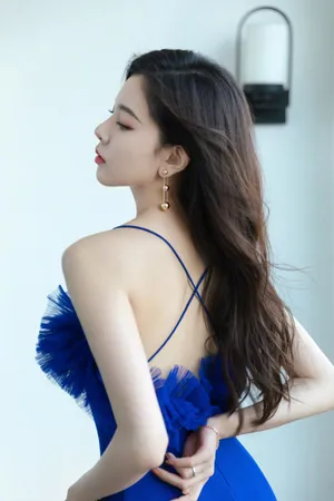 宋妍霏蓝色礼裙妙曼优雅写真图片_3
