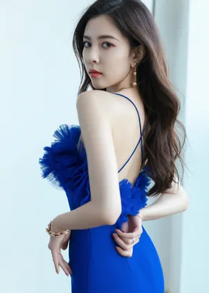 宋妍霏蓝色礼裙妙曼优雅写真图片_6