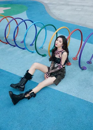 宋妍霏绑带蕾丝蝴蝶结性感写真图片