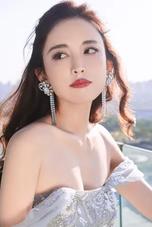 娜扎长裙香肩性感撩人写真图片