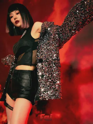 王霏霏烈焰红唇酷美性感写真图片_1