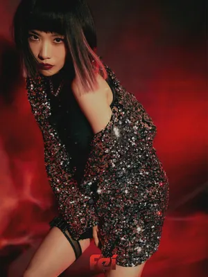 王霏霏烈焰红唇酷美性感写真图片_9