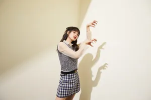 袁冰妍格子短裙甜美性感写真图片_10