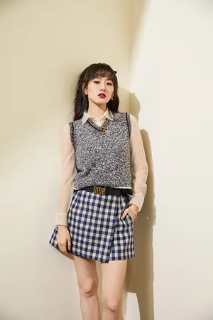 袁冰妍格子短裙甜美性感写真图片_11