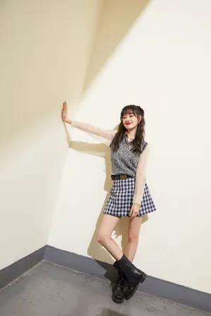 袁冰妍格子短裙甜美性感写真图片_14