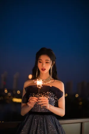 鞠婧祎蓝色星钻裙优雅写真图片