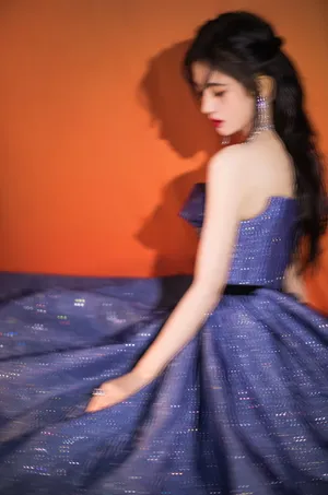 鞠婧祎蓝色星钻裙优雅写真图片_11