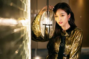 吴宣仪黑金绑带裙甜酷写真图片