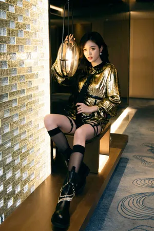 吴宣仪黑金绑带裙甜酷写真图片_2