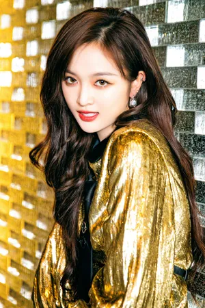 吴宣仪黑金绑带裙甜酷写真图片_3