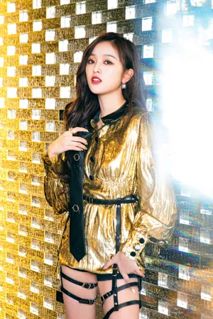 吴宣仪黑金绑带裙甜酷写真图片_5