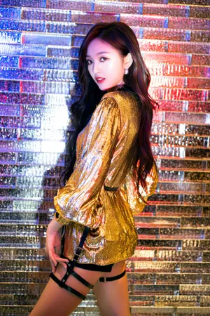 吴宣仪黑金绑带裙甜酷写真图片_8