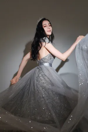 迪丽热巴露肩闪片纱裙浪漫写真图片_6