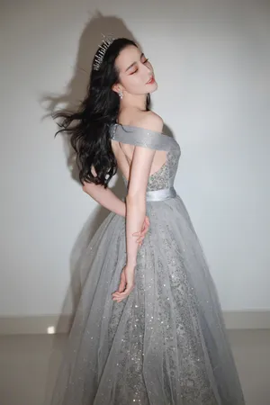 迪丽热巴露肩闪片纱裙浪漫写真图片_7