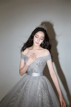迪丽热巴露肩闪片纱裙浪漫写真图片_9