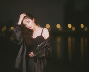 杨幂吊带人鱼裙港风性感写真图片_2
