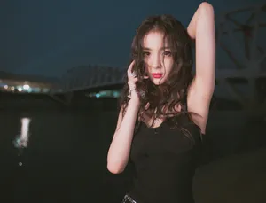 杨幂吊带人鱼裙港风性感写真图片_5