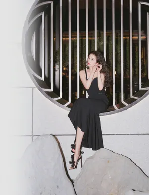 杨幂吊带人鱼裙港风性感写真图片_6