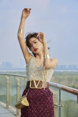 万茜酒红羽毛裙酷飒写真图片_7