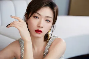 万茜酒红羽毛裙酷飒写真图片_8