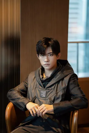 易烊千玺暗纹西装摩登帅气写真_4