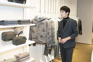 易烊千玺暗纹西装摩登帅气写真_10