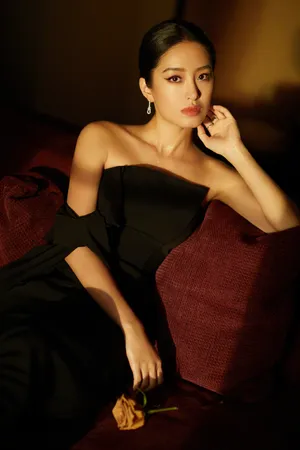 杨采钰黑色抹胸礼服优雅写真图片