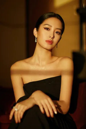 杨采钰黑色抹胸礼服优雅写真图片_2