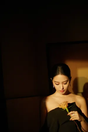 杨采钰黑色抹胸礼服优雅写真图片_5