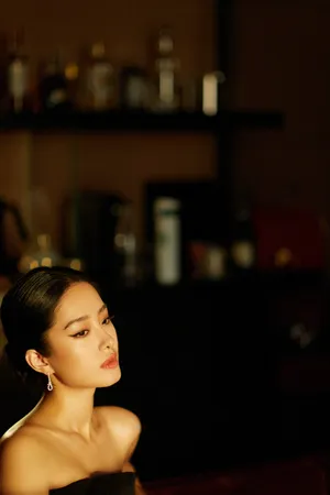 杨采钰黑色抹胸礼服优雅写真图片_7
