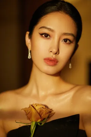 杨采钰黑色抹胸礼服优雅写真图片_9