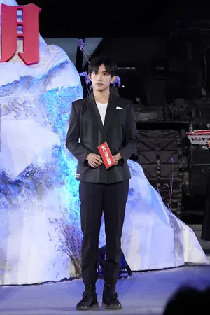 易烊千玺《长津湖》开机发布会图片_2