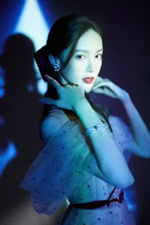 金晨温柔性感光影写真图片_3