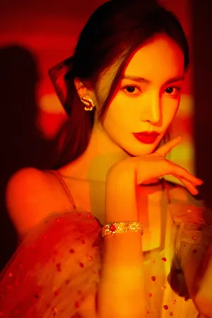 金晨温柔性感光影写真图片_5