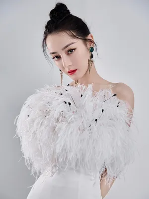 迪丽热巴羽毛短裙美艳性感写真图片_2