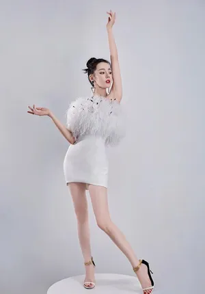 迪丽热巴羽毛短裙美艳性感写真图片_3