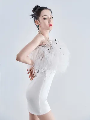 迪丽热巴羽毛短裙美艳性感写真图片_4