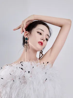 迪丽热巴羽毛短裙美艳性感写真图片_5