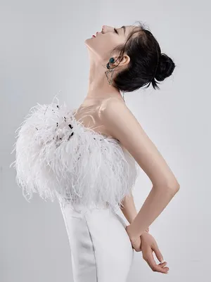 迪丽热巴羽毛短裙美艳性感写真图片_6