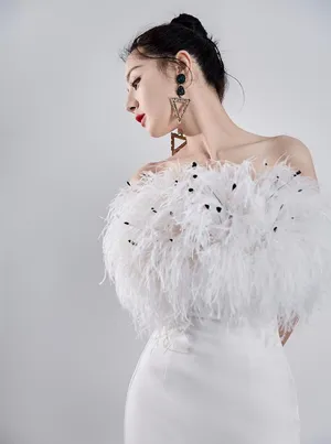 迪丽热巴羽毛短裙美艳性感写真图片_7