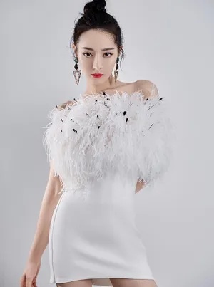 迪丽热巴羽毛短裙美艳性感写真图片_8