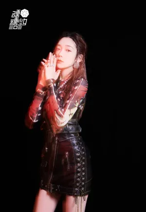 硬糖少女红色光影丝绒造型图片_2