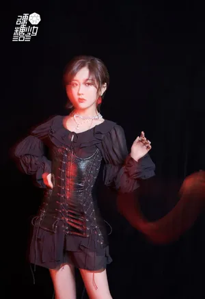 硬糖少女红色光影丝绒造型图片_4