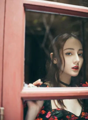 迪丽热巴花裙红唇性感写真图片