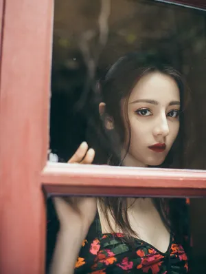 迪丽热巴花裙红唇性感写真图片