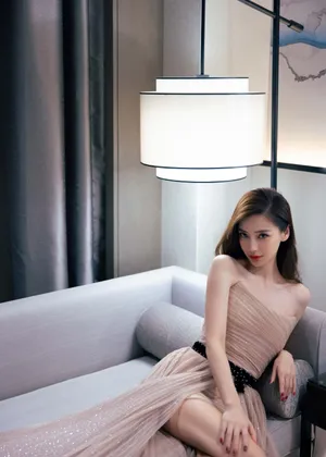 angelababy抹胸白裙性感优雅写真图片