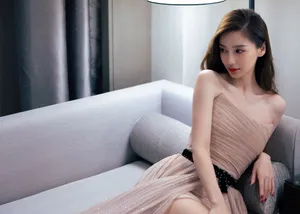 angelababy抹胸白裙性感优雅写真图片