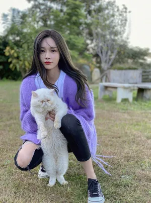 沈梦辰紫色毛衣甜美可爱美照图片_3
